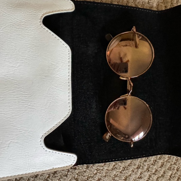 Elizabeth and James Sunglasses - Picture 3 of 5